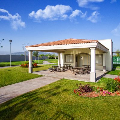 Contamos con cuatro diferentes diseños de fachadas, las cuales se ajustarán completamente a tus gustos y necesidades, todas las las casas cuentan con una amplia sala-comedor, cocina funcional, lavandería exterior techada, jardín frontal, patio y cochera. Sabemos que tomar la decisión de invertir en tu nuevo patrimonio es algo que cambiará tu vida y la de tu familia, es por eso que estamos decididos a ayudarte a dar este paso. Aceptamos todos los créditos, así es puedes comprar tu casa en Escobedo con tu crédito del Infonavit, crédito bancario o del FOVISSSTE. Nuestra Colonia Valle Castilla se encuentra ubicada en Ave. Paseo de Castilla y Ave. Silveira en Col. Valle Castilla, Salinas Victoria Nuevo León, en los límites de Escobedo Norte y Salinas Victoria. Si quieres agendar una cita para visitar tu futura casa márcanos al 81 4170 8007 o mándanos un correo a ventas@marfil.com. Tu mejor opción para comprar una casa en Escobedo es en la Colonia Valle Castilla.